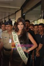 Nicole Faria at Airport after winning Miss Earth in Mumbai on 13th Dec 2010 (5).JPG